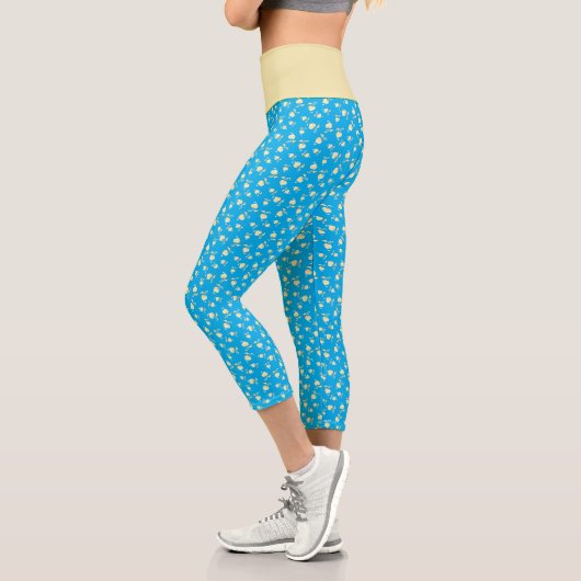 Champagnerherz gestopft Leaf Muster über Blau Capri Leggings (Links)