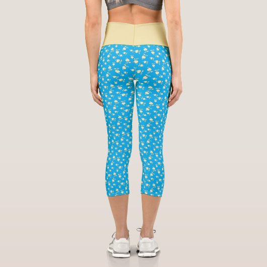 Champagnerherz gestopft Leaf Muster über Blau Capri Leggings (Rückseite)
