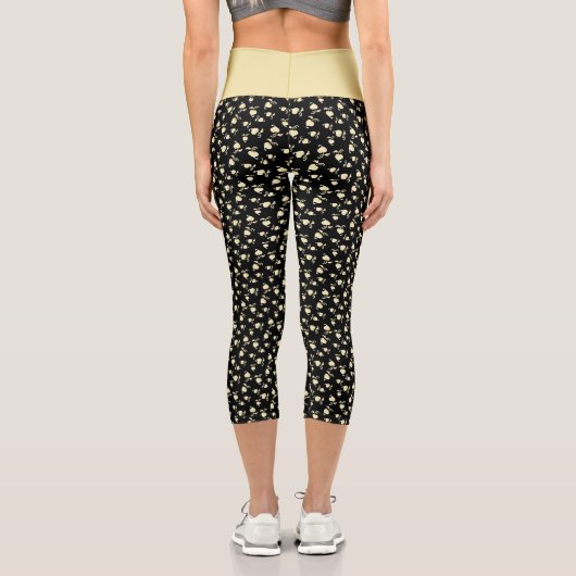 Champagnerherz über schwarz geprägtes Leaf-Muster Capri Leggings (Rückseite)