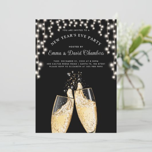 Champagnerleuchten im Neujahr auf schwarz Einladung (Stehend Vorderseite)