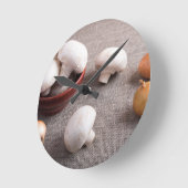 Champignonpilze und -zwiebeln auf der Tabelle Runde Wanduhr (Winkel)