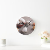 Champignonpilze und -zwiebeln auf der Tabelle Runde Wanduhr (Zuhause)