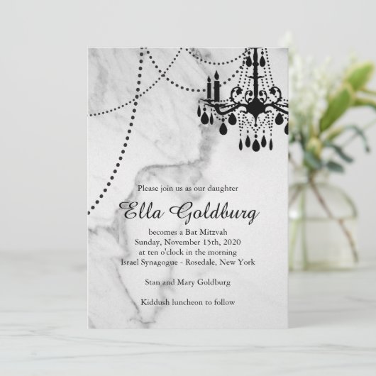Chandelier Bat Mitzvah Einladung auf Marmor (Stehend Vorderseite)