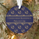 CHANUKAH BLESSINGS Customized Dreidel Blue Gold Ornament<br><div class="desc">Stilvolles, elegantes Dekor für Ihre HANUKKAH Dekoration. Design zeigt einen goldfarbenen dreielfarbenen Ausdruck in einem gefliesten Muster mit anpassbarem Platzhaltertext, den Sie durch Ihre eigene Gruß- und Textauswahl ersetzen können. Das Farbschema ist Mitternachtsblau und Gold. Andere Versionen sind verfügbar. Entsprechende Artikel finden Sie in der HANUKKAH Kollektion von Berean Designs....</div>