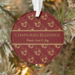 CHANUKAH BLESSINGS Customizing Dreidel Burgund Ornament<br><div class="desc">Stilvolle, elegante Ornamente für Ihre HANUKKAH Dekoration. Design zeigt einen goldfarbenen dreieligen Ausdruck in einem gefliesten Muster mit benutzerdefinierbarem Platzhalter-Text, den Sie durch Ihre eigene Gruß- und Textauswahl ersetzen können. Das Farbschema ist Bordeaux und Gold. Andere Versionen sind verfügbar. Entsprechende Artikel finden Sie in der HANUKKAH Kollektion von Berean Designs....</div>