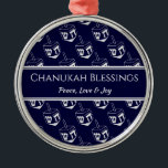 CHANUKAH-BLESSINGS| Dreidel GRAD Ornament Aus Metall<br><div class="desc">Stilvolle, elegante Ornamente für Ihre HANUKKAH Dekoration. Design zeigt einen SILVER GRAY-dreiblatt-Ausdruck in einem gefliesten Muster mit benutzerdefinierbarem Platzhalter-Text, den Sie durch Ihre eigene Gruß- und Textauswahl ersetzen können. Das Farbschema ist Mitternachtsblau und SILVER GRAY. Andere Versionen sind verfügbar. Entsprechende Artikel finden Sie in der HANUKKAH Kollektion von Berean Designs....</div>