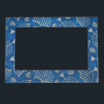 Chanukah Chanukah Magnetrahmen<br><div class="desc">5" x 7" magnetischer Rahmen mit einem Bild der silbernen dreidels und der beleuchteten silbernen menorahs auf Blau. Hält 4" x 6" Foto. See quadratischen Magneten zusammenbringend. Sehen Sie die gesamte Chanukka-Magnetsammlung im FEIERTAGS-Abschnitt.</div>