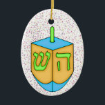 Chanukah Dreidel Keramikornament<br><div class="desc">Viel Spaß damit! Denken Sie an Themen! Spielen Sie mit Hintergrundfarben, fügen Sie Text hinzu oder löschen Sie, und (gegen ein bisschen extra Gebühr) passen Sie den Rücken mit Bildern, Farbe, Ihr Logo / Geschäftsinfos, etc.! Diese sind auch ideal für Geschenke oder als Finishing-Touch auf Ihrer Geschenkverpackung. Vielen Dank, dass...</div>