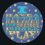 Chanukah "Dreidel Play/Gold,Blue" Stickers Round<br><div class="desc">Chanukah/Hanukkah "Ich habe einen kleinen Dreidel jetzt Dreidel I soll spielen/Gold, Blue" Stickers Round. Viel Spaß mit diesen Aufklebern als Tortenpfropfen, Taschenschließungen oder was auch immer Ihre Feierlichkeiten sind! Der Hintergrund kann durch eine große Farbauswahl verändert werden. Danke, dass du angehalten und eingekauft hast! Ihr Geschäft ist sehr geschätzt! Happy...</div>