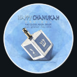 Chanukah Dreidel Runder Aufkleber<br><div class="desc">In diesem Design wird ein vierseitiges, vierseitiges Dreiblatt mit hebräischen Buchstaben genannt, das mit den Worten "Happy Chanukah" - "Dreidel" und den hebräischen Wörtern, die gemein "Ein großes Wunder ist hier passiert" übersetzt haben, übersetzt wird. Eine Erinnerung der jüdischen Hanukkah-Traditionen des dreidimensionalen Spiels und das Licht der Menora während der...</div>