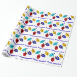 Chanukah dreidels geschenkpapier<br><div class="desc">Ein glückliches Chanukah Packpapier für die Geschenke, die 4 dreidels mit hebräischen Buchstaben kennzeichnen, die ein großes Wunder darstellen, geschah dort!</div>