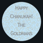 Chanukah "Dreidels/Stars/Blue" Stickers Runde<br><div class="desc">Chanukah/Hanukkah "Dreidels and Stars/Blue" Stickers Round. Silver und Gold "Dreidels and Stars" Genießen Sie diese Aufkleber als Kuchenoberflächen, Geschenketiketten, Gunst Taschenschließungen oder was auch immer Ihre Festlichkeiten sind! Persönlich gestalten, indem Sie "Happy Chanukah The Goldmans" löschen und Ihre eigenen Worte hinzufügen, indem Sie Ihren bevorzugten Schriftart Stil, Größe und Farbe....</div>