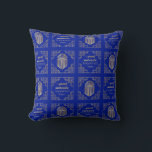 Chanukah/Hanukkah Art Deco Gold Blue Dreidels Kissen<br><div class="desc">Hanukkah/Chanukah, Art Deco Dreidel Design. Dieses goldene, extravagante, schlanke dreidel Design kann personalisiert werden, indem man die Hintergrundfarbe auswechselt und/oder Designelemente auf Vorder- und Rückseite des Kissens bearbeitet. Dieses zweiseitige Kissen ist in drei Stoffauswahl erhältlich (der Preis ändert sich je nach Stoffauswahl). Kissen machen wunderbare Geschenke zu geben und zu...</div>
