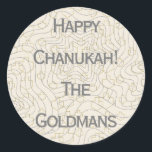 Chanukah/Hanukkah "Dreidels/Stars" Stickers Rund<br><div class="desc">Chanukah/Hanukkah "Dreidels and Stars" Stickers Round. Silver und Gold "Dreidels and Stars" Genießen Sie diese Aufkleber als Kuchenoberflächen, Geschenketiketten, Gunst Taschenschließungen oder was auch immer Ihre Festlichkeiten sind! Persönlich gestalten, indem Sie "Happy Chanukah The Goldmans" löschen und Ihre eigenen Worte hinzufügen, indem Sie Ihren bevorzugten Schriftart Stil, Größe und Farbe....</div>