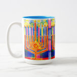 Chanukah Lights Zweifarbige Tasse<br><div class="desc">Reiche,  modulierende Farbe mit allen Kerzen in einer starren Nacht,  in einem Meer von Blau - ein wunderbares Geschenk für Ihren Lieblingslehrer der Hebräischen Schule,  Rabbi oder jeden Kaffeetrinker,  den Sie Liebe trinken!</div>