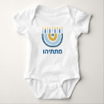 Chanukah Niedlich Personalisiert HEBREW Menorah Ra Baby Strampler<br><div class="desc">Personalisieren Sie dieses Baby's First Chanukah Rainbow Menorah Chanukah. Hanukkah Baby Bodysuit. Das beliebte Rainbow-Design, das zu einer fröhlichen Hanukka/ Chanukah-Menorah auf dem Reverse drehe, wird bestimmt jeden zum Lächeln bringen! Dieses bezaubernde Geschenk ist ein lustiger Weg, um ein neues Baby und den Holiday von Hanukkah zu feiern. Jeder Text...</div>