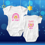 Chanukah Niedlich Personalisiert HEBREW Menorah Ra Baby Strampler<br><div class="desc">Personalisieren Sie dieses Baby's First Chanukah Rainbow Menorah Chanukah. Hanukkah Baby Bodysuit. Das beliebte Rainbow-Design, das zu einer fröhlichen Hanukka/ Chanukah-Menorah auf dem Reverse dreht, wird sicherlich alle zum Lächeln bringen! Dieses bezaubernde Geschenk ist ein lustiger Weg, um ein neues Baby und den Holiday von Hanukkah zu feiern. Jeder Text...</div>