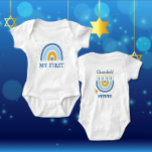 Chanukah Niedlich Personalisiert HEBREW Menorah Ra Baby Strampler<br><div class="desc">Personalisieren Sie dieses Baby's First Chanukah Rainbow Menorah Chanukah. Hanukkah Baby Bodysuit. Das beliebte Rainbow-Design, das zu einer fröhlichen Hanukka/ Chanukah-Menorah auf dem Reverse dreht, wird sicherlich alle zum Lächeln bringen! Dieses bezaubernde Geschenk ist ein lustiger Weg, um ein neues Baby und den Holiday von Hanukkah zu feiern. Jeder Text...</div>