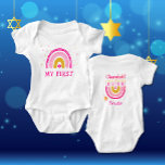 Chanukah Niedlich Personalisiert Menorah Rainbow Baby Strampler<br><div class="desc">Personalisieren Sie dieses Baby's First Chanukah Rainbow Menorah Chanukah. Hanukkah Baby Bodysuit. Das beliebte Rainbow-Design, das zu einer fröhlichen Hanukka/ Chanukah-Menorah auf dem Reverse dreht, wird sicherlich alle zum Lächeln bringen! Dieses bezaubernde Geschenk ist ein lustiger Weg, um ein neues Baby und den Holiday von Hanukkah zu feiern. Jeder Text...</div>