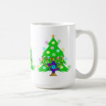 Chanukah und Weihnachten Kaffeetasse<br><div class="desc">Weihnachten und Chanukka auf Geschenken für Familien zwischen Glaubensrichtungen,  die die Freude am Weihnachten und Schönheit von Chanukah feiern.  Die Aufmachung von von Weihnachtenbaum und menorah mit jüdischem Davidsstern umgab durch Feiertagsgeschenke auf Grußkarten,  Porto,  Geschenkideen und Kleid für die Familie.</div>