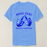 Chanukka Dreidels in blauem niedlichem Dreidel T-Shirt<br><div class="desc">Fügen Sie einen Namen diesem lustigen Dreidel Meister-Chanukka-T-Shirt für ein personalisiertes Geschenk oder als wenig Leckerei für selbst hinzu. Das mutige Grafikdesign der zwei Dreidels in den hellen Schatten von Blauem und von Weiß umfaßt eine Schablone für Ihren Namen oben mit "Dreidel Meister" unten, der auch besonders angefertigt werden kann,...</div>