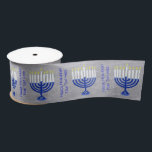 Chanukka dunkelblaues Menorah auf Imitat-silberner Satinband<br><div class="desc">Elegantes glückliches Chanukka-Band mit einem silbernen Gewebehintergrund des Imitats. Personifizieren Sie dieses jetzt! Dunkelblaues Hanukiah Menorahs mit einem Davidsstern Entwurf und Ihr kundenspezifischer Text machen diesen festlichen Bandspaß für Partydekorationen oder Verpackungsgeschenke. Besichtigen Sie meinen Speicher für koordinierengeschenkverpackung,  Geschenktaschen und Seidenpapier.</div>