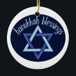 Chanukka-Segen Keramik Ornament<br><div class="desc">Dieser Entwurf ist schön und hell und füllt Sie zum Rand mit Feiertagsgeist und ist auf Geschenken, Tabellenläufer, Küchenwäschen, Wohngestaltung und auf allen Sachen Chanukka perfekt!</div>