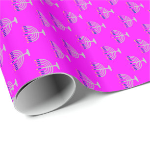 Chanukka-Silber-Menora auf Rosa Geschenkpapier