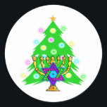 Chanukka und Weihnachten Runder Aufkleber<br><div class="desc">Mit einer Chanukah-Menorah vor einem Weihnachtsbaum,  die den Geist der Ferien.</div>
