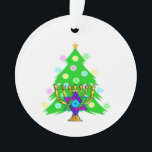 Chanukkah und Weihnachten Ornament<br><div class="desc">Chanukka und Weihnachten ist zusammen für Familien zwischen Glaubensrichtungenperfekt,  die beide Feiertage feiern. Aufmachung eines chanukah menorah vor einem Weihnachtsbaum,  der den Geist der Feiertage herausbringt.</div>
