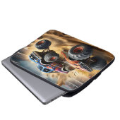 Chaos auf Rädern: Monster Truck Smash Derby Laptopschutzhülle (Vorne Knopf)