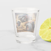 Chaos auf Rädern: Monster Truck Smash Derby Schnapsglas (Rückseite)