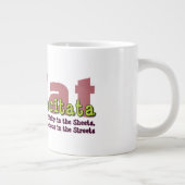 Chaos Cat 20oz Mug – Incitata: Frisky in Sheets Jumbo-Tasse (Rechts)