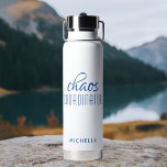 Chaos Coordinator Blue Calligraphy Script Name Trinkflasche<br><div class="desc">Chaos Coordinator Blue Calligraphy Script Name Insulated Water Bottle bietet ein einfaches Design des Textes "chaos koordinator" in einem lustigen blauen kalligraphischen Skript mit Ihrem personalisierten Namen unten. Perfektes Geschenk zum Geburtstag,  Weihnachten,  Muttertag,  Lehreranerkenntnis für die fleißige Mutter,  Lehrerin,  Sportteam-Manager oder Arbeitsleiter. Entworfen von © Evco Studio www.zazzle.com/store/evcostudio</div>