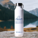 Chaos Coordinator Blue Calligraphy Script Name Trinkflasche<br><div class="desc">Chaos Coordinator Blue Calligraphy Script Name Insulated Water Bottle bietet ein einfaches Design des Textes "chaos koordinator" in einem lustigen blauen kalligraphischen Skript mit Ihrem personalisierten Namen unten. Perfektes Geschenk zum Geburtstag,  Weihnachten,  Muttertag,  Lehreranerkenntnis für die fleißige Mutter,  Lehrerin,  Sportteam-Manager oder Arbeitsleiter. Entworfen von © Evco Studio www.zazzle.com/store/evcostudio</div>