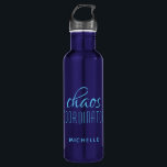 Chaos Coordinator Blue Typografy Individuelle Name Edelstahlflasche<br><div class="desc">Chaos Coordinator Red Typografy Personalisiert Water Bottle bietet ein einfaches Design des Textes "chaos-Koordinator" in einem lustigen roten Kalligraphieskript mit Ihrem personalisierten Namen unten. Personalisieren Sie diese,  indem Sie den Text in dem dafür vorgesehenen Textfeld bearbeiten. Ideal für die geschäftige Mutter,  Lehrerin,  Sportteam-Manager oder Arbeitssängerin</div>
