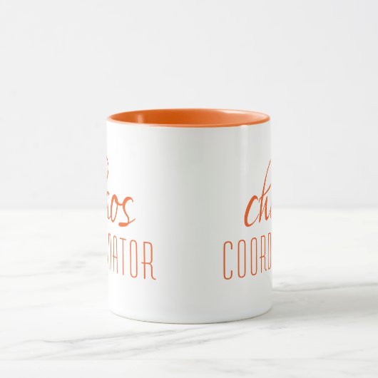 Chaos Coordinator Modernes Orange Script Tasse (Zentrum)