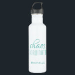 Chaos Coordinator Turquoise Typografy Individuelle Edelstahlflasche<br><div class="desc">Chaos Coordinator Turquoise Typografy Personalisiert Water Bottle bietet ein einfaches Design des Textes "chaos-Koordinator" in einem lustigen türkisfarbenen Kalligrafieschrift mit Ihrem personalisierten Namen unten. Personalisieren Sie diese,  indem Sie den Text in dem dafür vorgesehenen Textfeld bearbeiten. Ideal für die geschäftige Mutter,  Lehrerin,  Sportteam-Manager oder Arbeitssängerin</div>