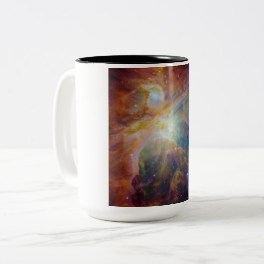 Chaos im Herzen des Orion Spitzer Hubble Composite Zweifarbige Tasse (Vorderseite Links)