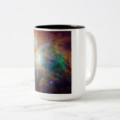 Chaos im Herzen des Orion Spitzer Hubble Composite Zweifarbige Tasse (VorderseiteRechts)