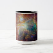 Chaos im Herzen des Orion Spitzer Hubble Composite Zweifarbige Tasse (Mittel)