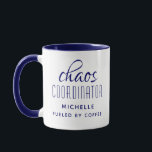 Chaos-Koordinator Blue Typografy Personalisiert Tasse<br><div class="desc">Chaos Coordinator Blue Typografy Personalisiert Coffee Tasse bietet ein einfaches Design des Textes "chaos koordinator (Ihr Name) angeheizt durch Kaffee" in einem lustig blauen Kalligrafieschrift mit Ihrem personalisierten Namen unten. Personalisieren Sie diese, indem Sie den Text in dem dafür vorgesehenen Textfeld bearbeiten. Ideal für die geschäftige Mutter, Lehrerin, Sportteam-Manager oder...</div>
