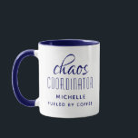 Chaos-Koordinator Blue Typografy Personalisiert Tasse<br><div class="desc">Chaos Coordinator Blue Typografy Personalisiert Coffee Tasse bietet ein einfaches Design des Textes "chaos koordinator (Ihr Name) angeheizt durch Kaffee" in einem lustig blauen Kalligrafieschrift mit Ihrem personalisierten Namen unten. Personalisieren Sie diese, indem Sie den Text in dem dafür vorgesehenen Textfeld bearbeiten. Ideal für die geschäftige Mutter, Lehrerin, Sportteam-Manager oder...</div>