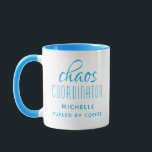 Chaos-Koordinator Blue Typografy Personalisiert Tasse<br><div class="desc">Chaos Coordinator Blue Typografy Personalisiert Coffee Tasse bietet ein einfaches Design des Textes "chaos koordinator (Ihr Name) angeheizt durch Kaffee" in einem lustig blauen Kalligrafieschrift mit Ihrem personalisierten Namen unten. Personalisieren Sie diese, indem Sie den Text in dem dafür vorgesehenen Textfeld bearbeiten. Ideal für die geschäftige Mutter, Lehrerin, Sportteam-Manager oder...</div>