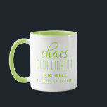 Chaos-Koordinator Green Typografy Personalisiert Tasse<br><div class="desc">Chaos Coordinator Green Typografy Personalisiert Coffee Tasse bietet ein einfaches Design des Textes "chaos koordinator (Ihr Name) angeheizt durch Kaffee" in einem lustigen grünen Kalligraphieskript mit Ihrem personalisierten Namen unten. Personalisieren Sie diese, indem Sie den Text in dem dafür vorgesehenen Textfeld bearbeiten. Ideal für die geschäftige Mutter, Lehrerin, Sportteam-Manager oder...</div>