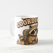 Chaos-Koordinator Lustiger Überarbeiteter Waschbär Kaffeetasse (Vorderseite Links)