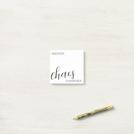 Chaos-Koordinator Moderner schwarzer Skriptname Post-it Klebezettel (Auf Schreibtisch)
