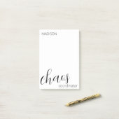 Chaos-Koordinator Moderner schwarzer Skriptname Post-it Klebezettel (Auf Schreibtisch)