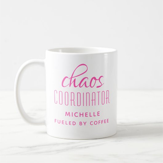 Chaos-Koordinator Pink Typografy Personalisiert Kaffeetasse (Links)