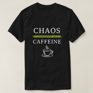 Chaos koordiniert durch Koffein Lustiges Kaffee-T- T-Shirt